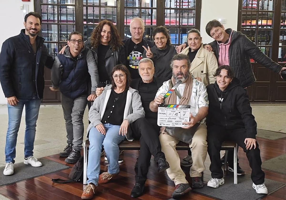 Imagen principal - La directora, arriba sentada en el banco, a la izquierda, junto a componentes del equipo. Abajo, dos escenas del rodaje.