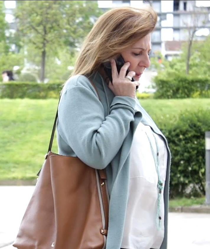 Imagen secundaria 2 - La directora, arriba sentada en el banco, a la izquierda, junto a componentes del equipo. Abajo, dos escenas del rodaje.