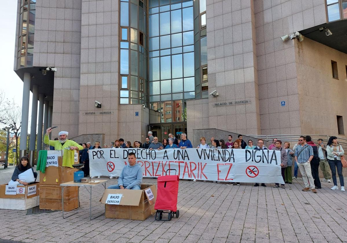 Colectivos sociales y sindicales a las puertas del juzgado de Barakaldo.