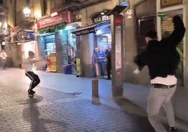 Pelea con gas pimienta, cuchillos y botellas rotas en la plaza de Unamuno