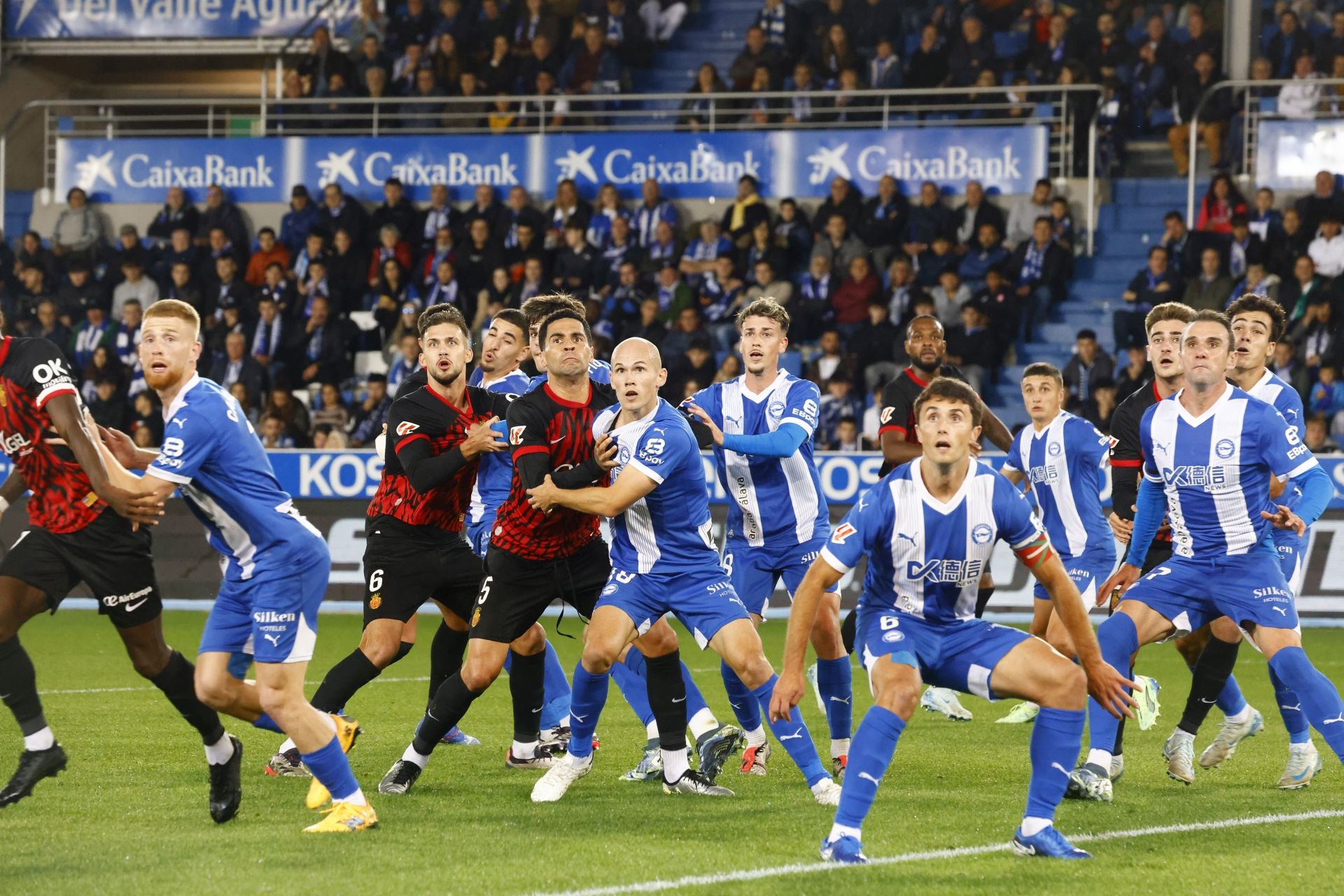 La defensa del Alavés, ante el Mallorca.