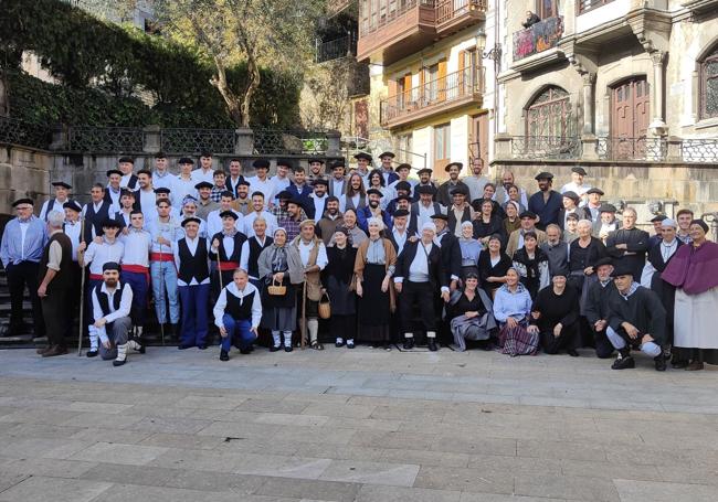 Los habitantes de Balmaseda, vestidos de época, justo antes de la representación.