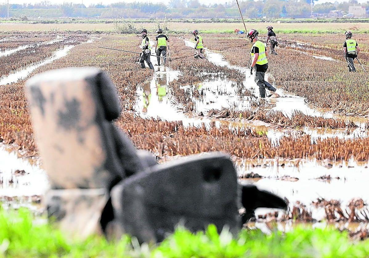 El barranco del Poyo está lleno de ropa y juguetes que pertenecían a los niños, pero sigue sin haber ni rastro de su paradero.