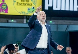 Pablo Laso da instrucciones durante el partido ante Lleida.