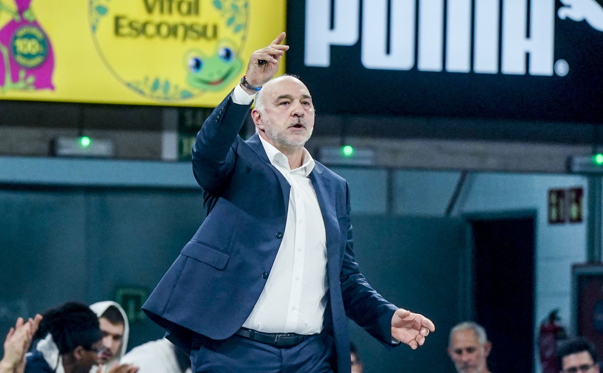 Pablo Laso da instrucciones durante el partido ante Lleida.