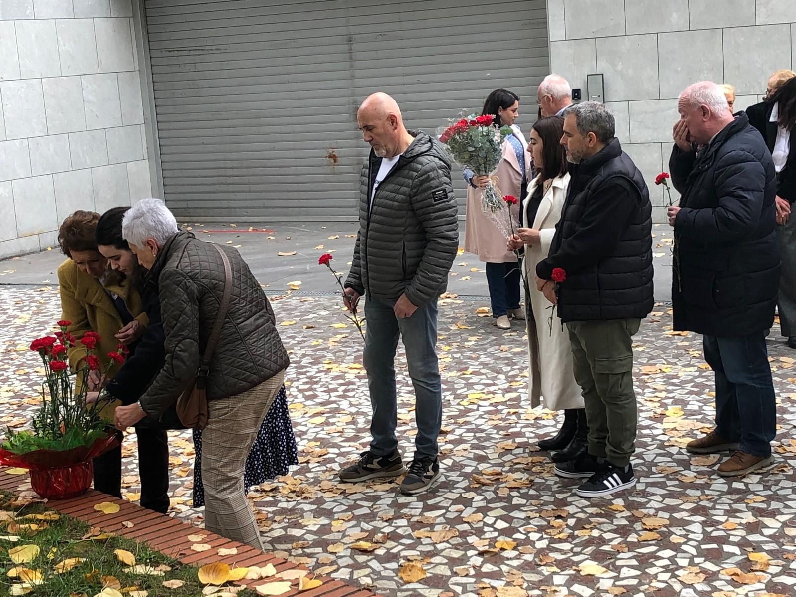 En el acto, se ha procedido a colocar las flores frente al monolito en Ezkurdi.