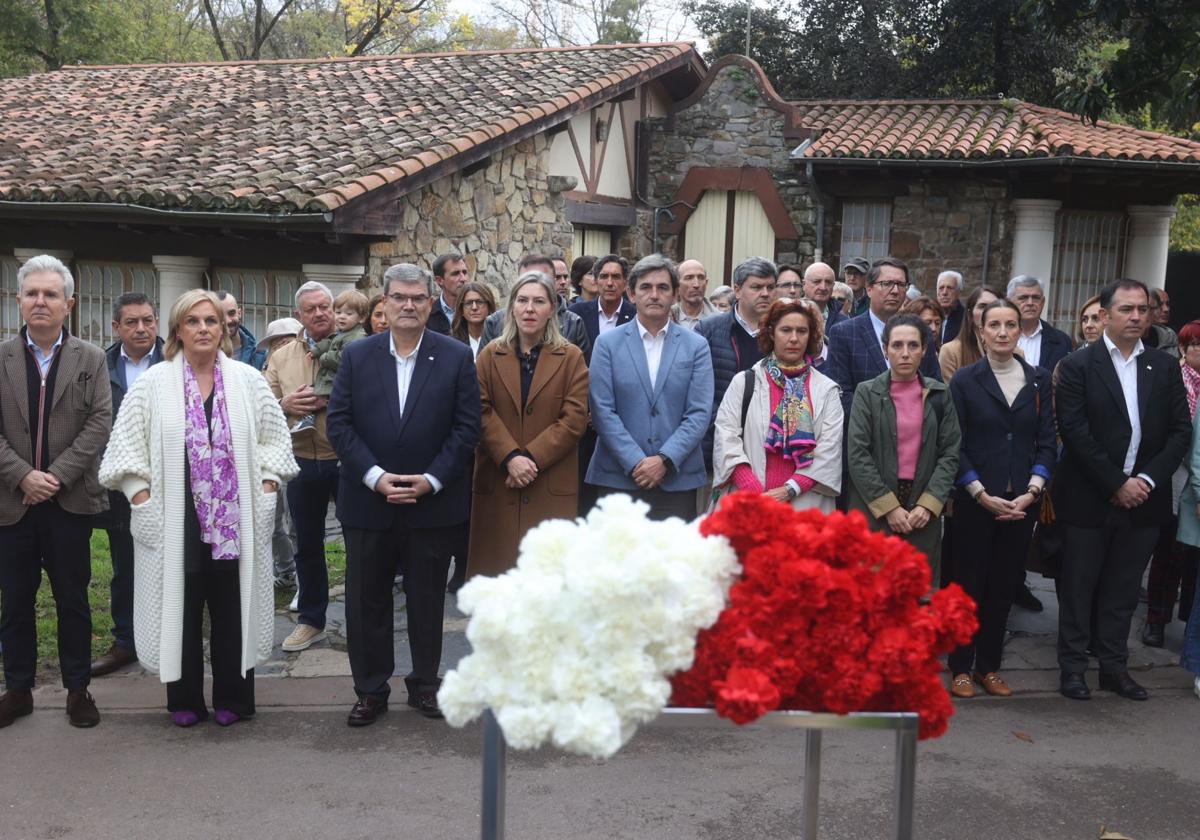 El acto ha sido presidido por el alcalde, Juan Mari Aburto, junto a la Corporación Municipal y el Foro Bilbao para la Paz y la Convivencia.