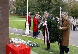 Bilbao rinde homenaje a «todas las víctimas del terrorismo» y el alcalde llama a «no olvidar»