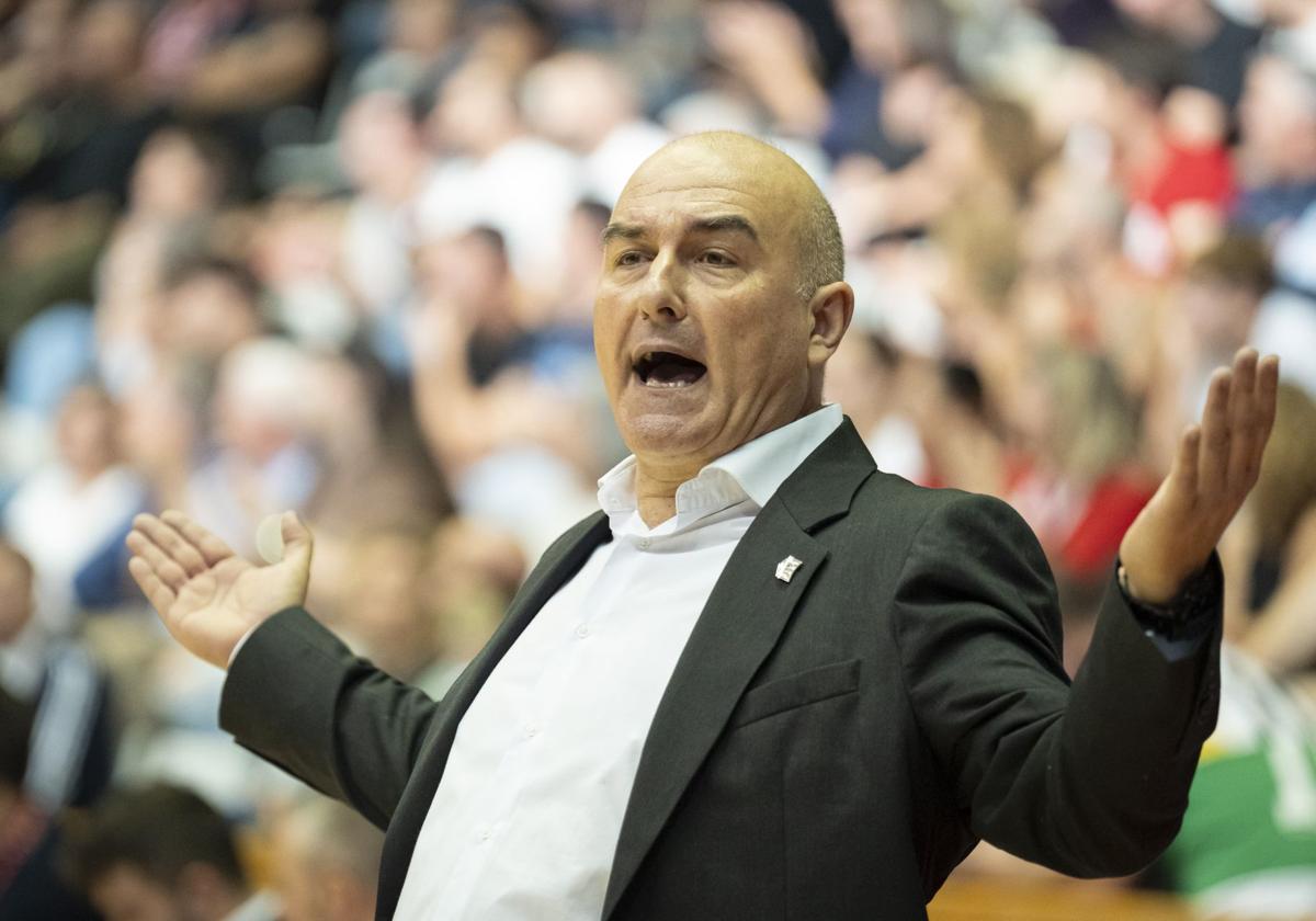 Ponsarnau gesticula durante el partido en Girona.