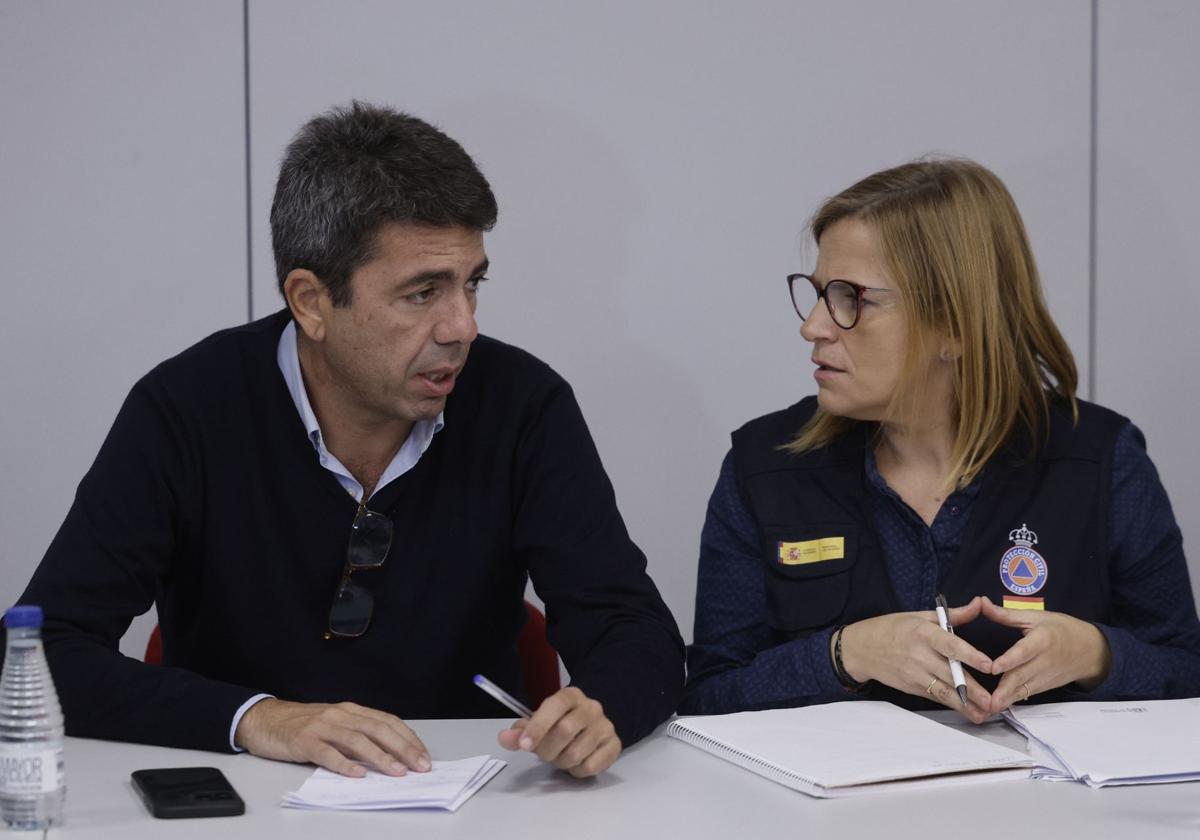 -El presidente de la Generalitat valenciana, Carlos Mazón, y la delegada del Gobierno local, Pilar Bernabé, durante la reunión del centro de Coordinación Emergencias.