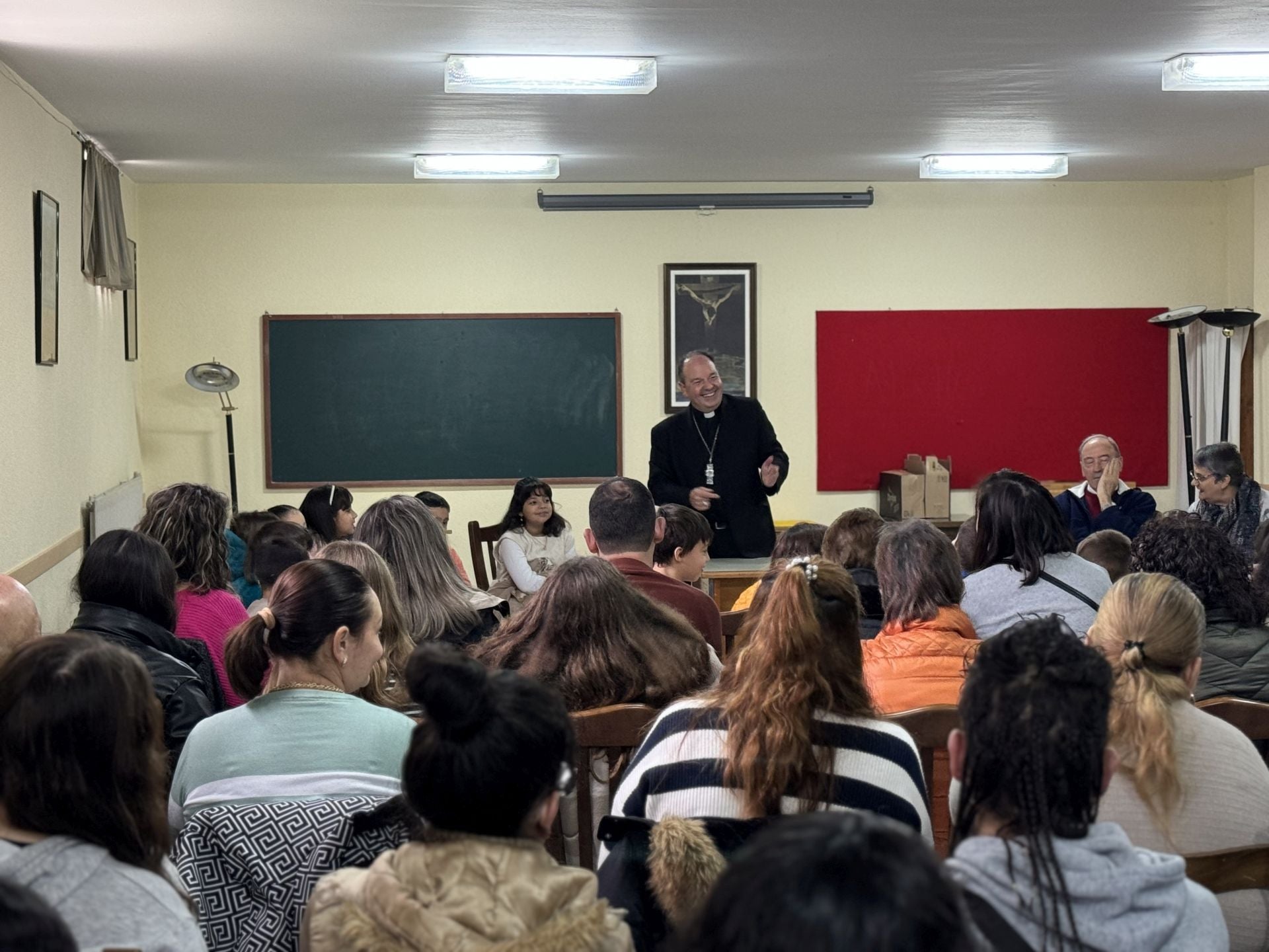 El Obispo de Vitoria finaliza siete días de visita al barrio de Ariznabarra