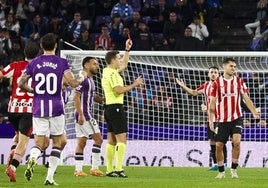 El árbitro Alberola Rojas muestra tarjeta roja a Beñat Prados, del Athletic.