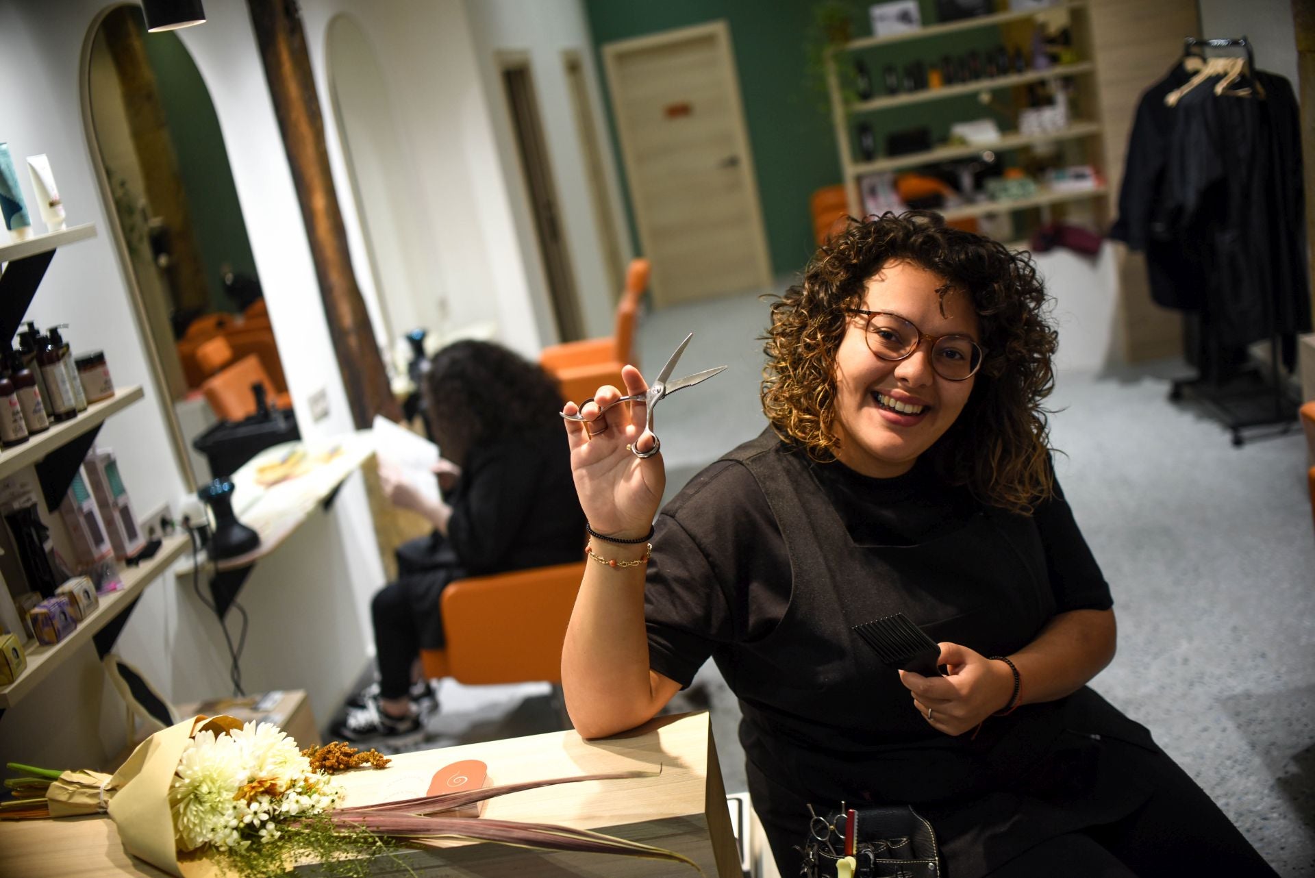 Bruna, la chica de rizos que ha abierto una peluquería especializada en el método curly en Bilbao