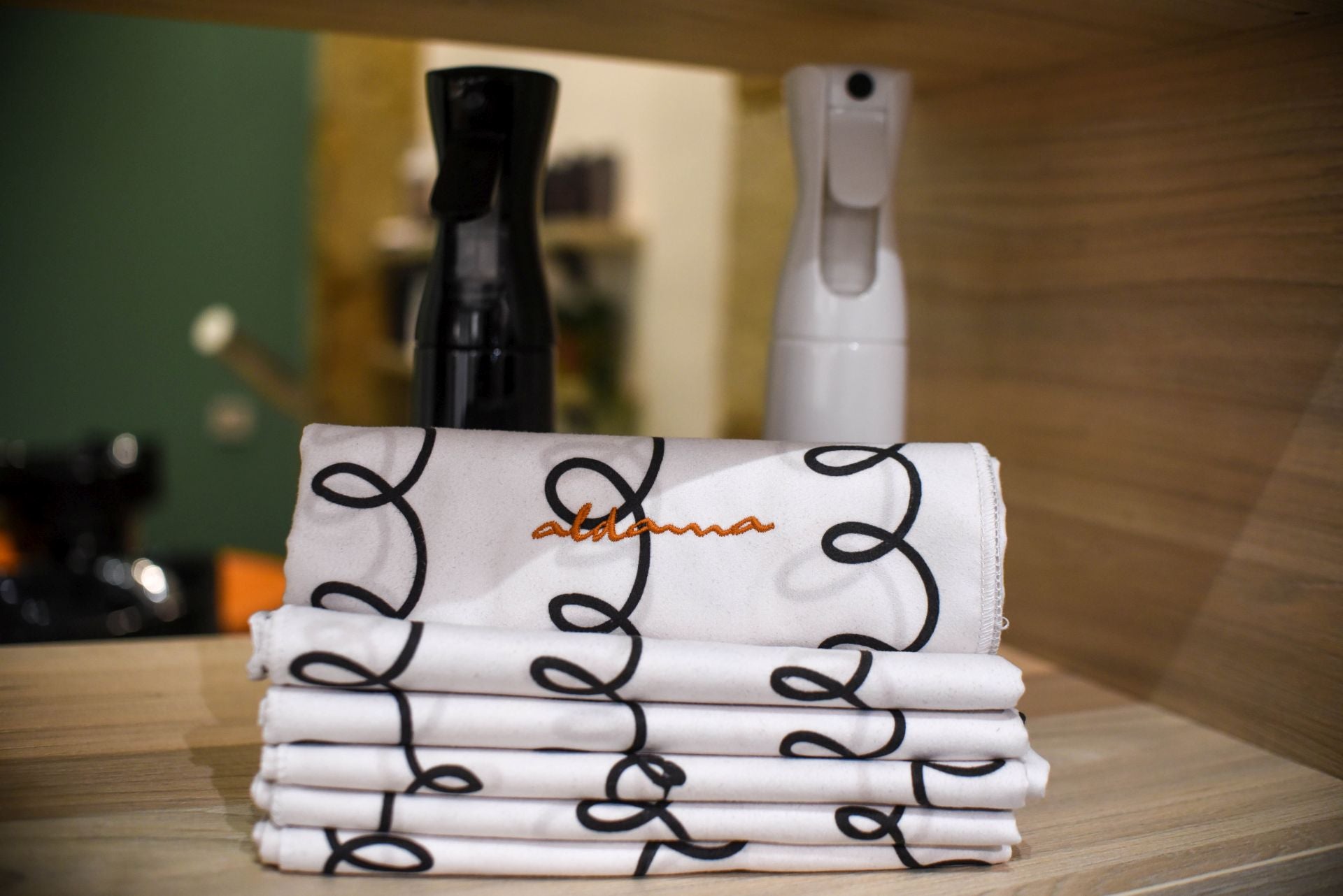 Bruna, la chica de rizos que ha abierto una peluquería especializada en el método curly en Bilbao