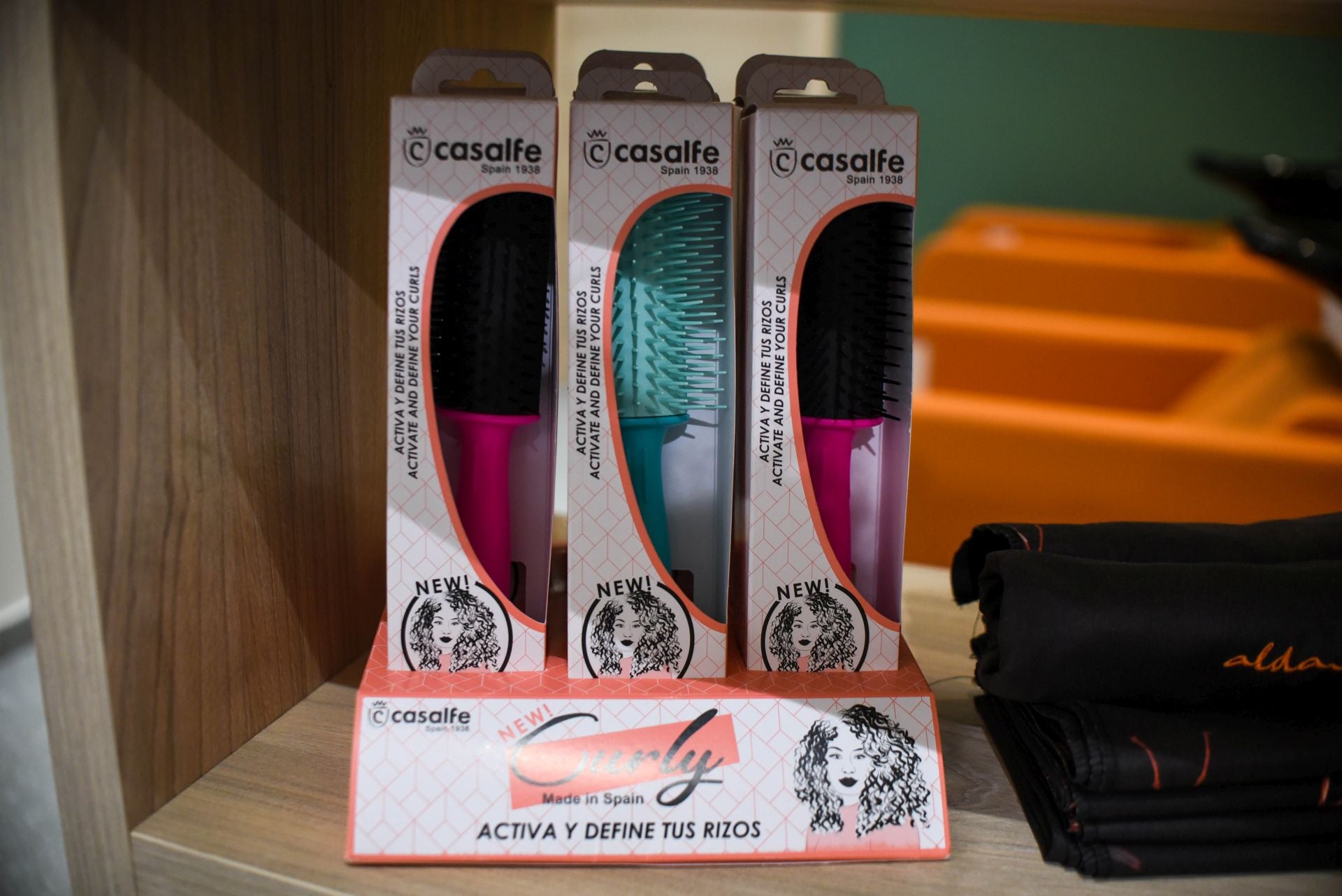 Bruna, la chica de rizos que ha abierto una peluquería especializada en el método curly en Bilbao