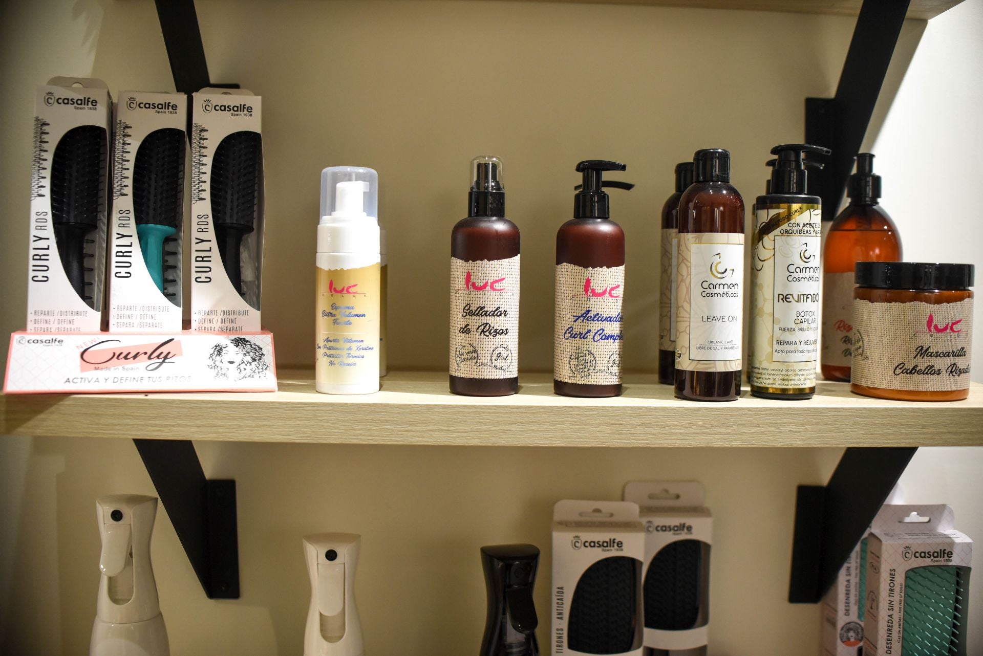 Bruna, la chica de rizos que ha abierto una peluquería especializada en el método curly en Bilbao