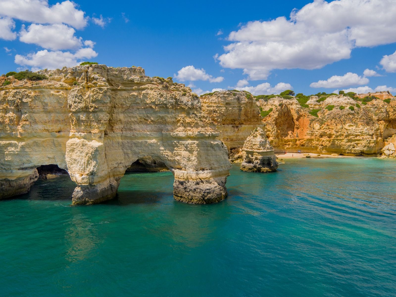 Praia de la Marinha, desde la que parte el Recorrido de los siete valles colgantes