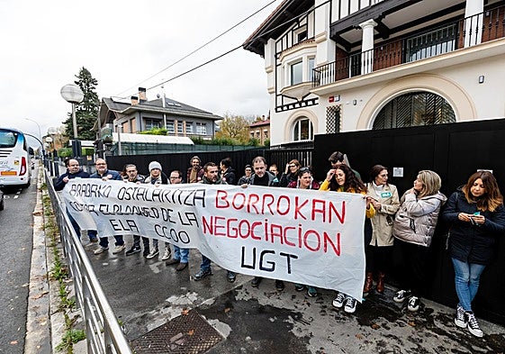 Representantes de los sindicatos, durante su concentración frente a la futura de SEA