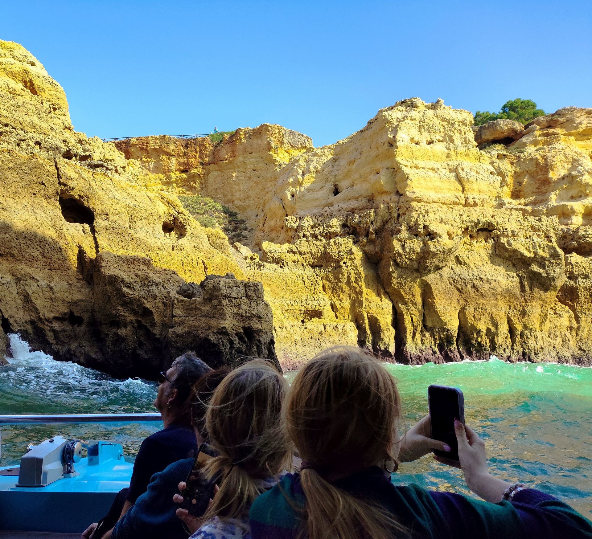 Excursión en barco para ver las grutas de la costa.