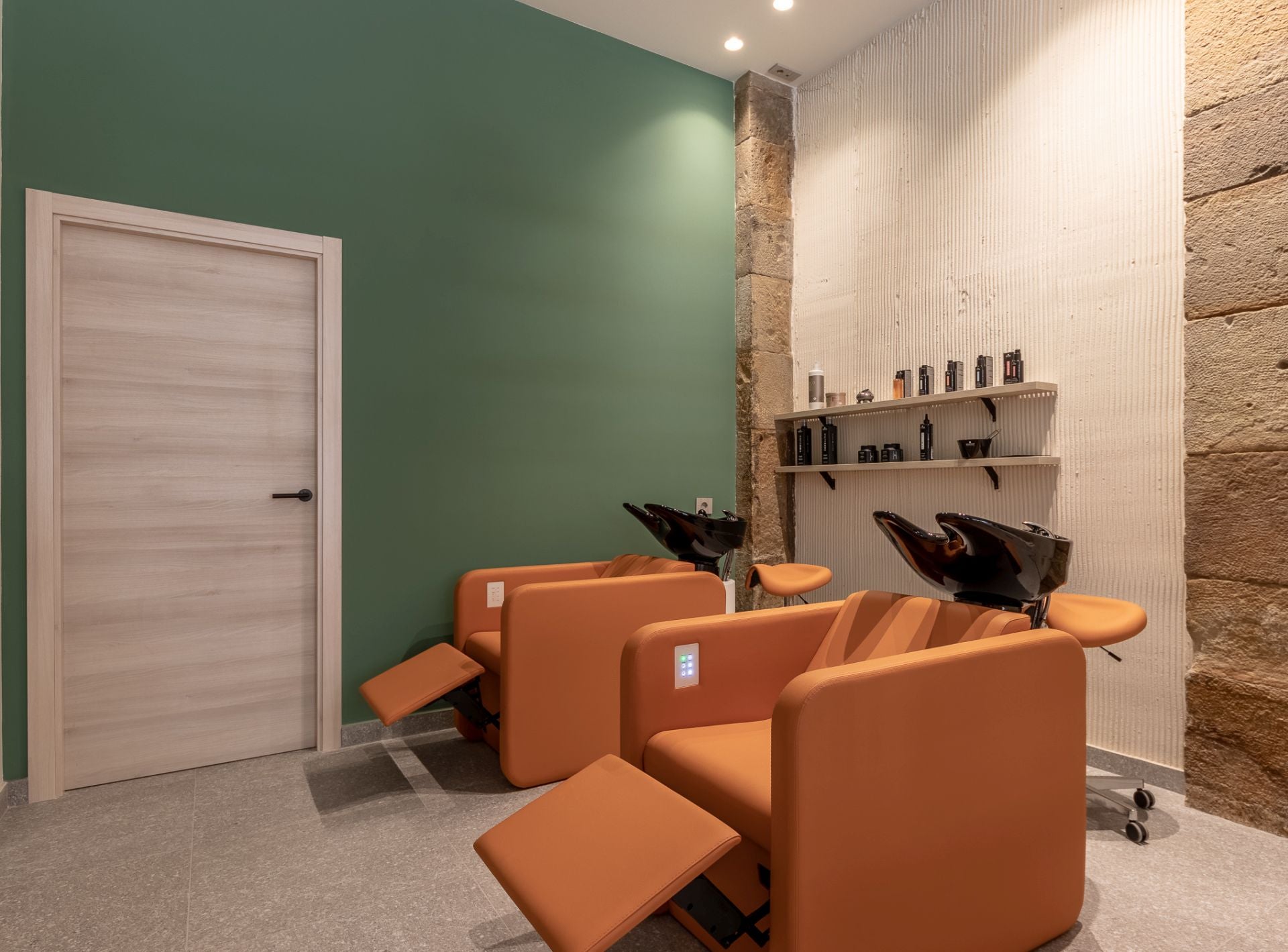 Bruna, la chica de rizos que ha abierto una peluquería especializada en el método curly en Bilbao