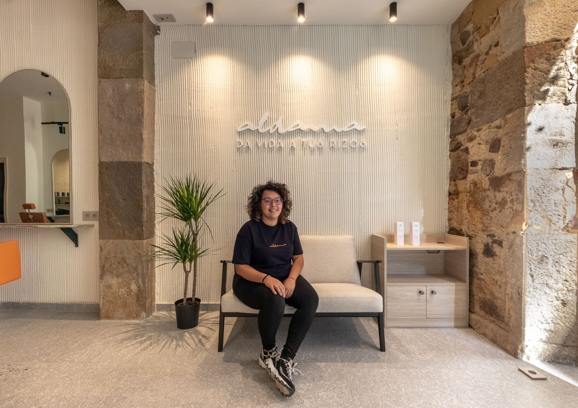 Bruna, la chica de rizos que ha abierto una peluquería especializada en el método curly en Bilbao