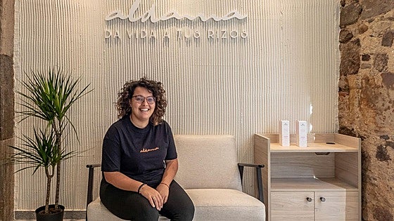 Bruna, la chica de rizos que ha abierto una peluquería especializada en el método curly en Bilbao