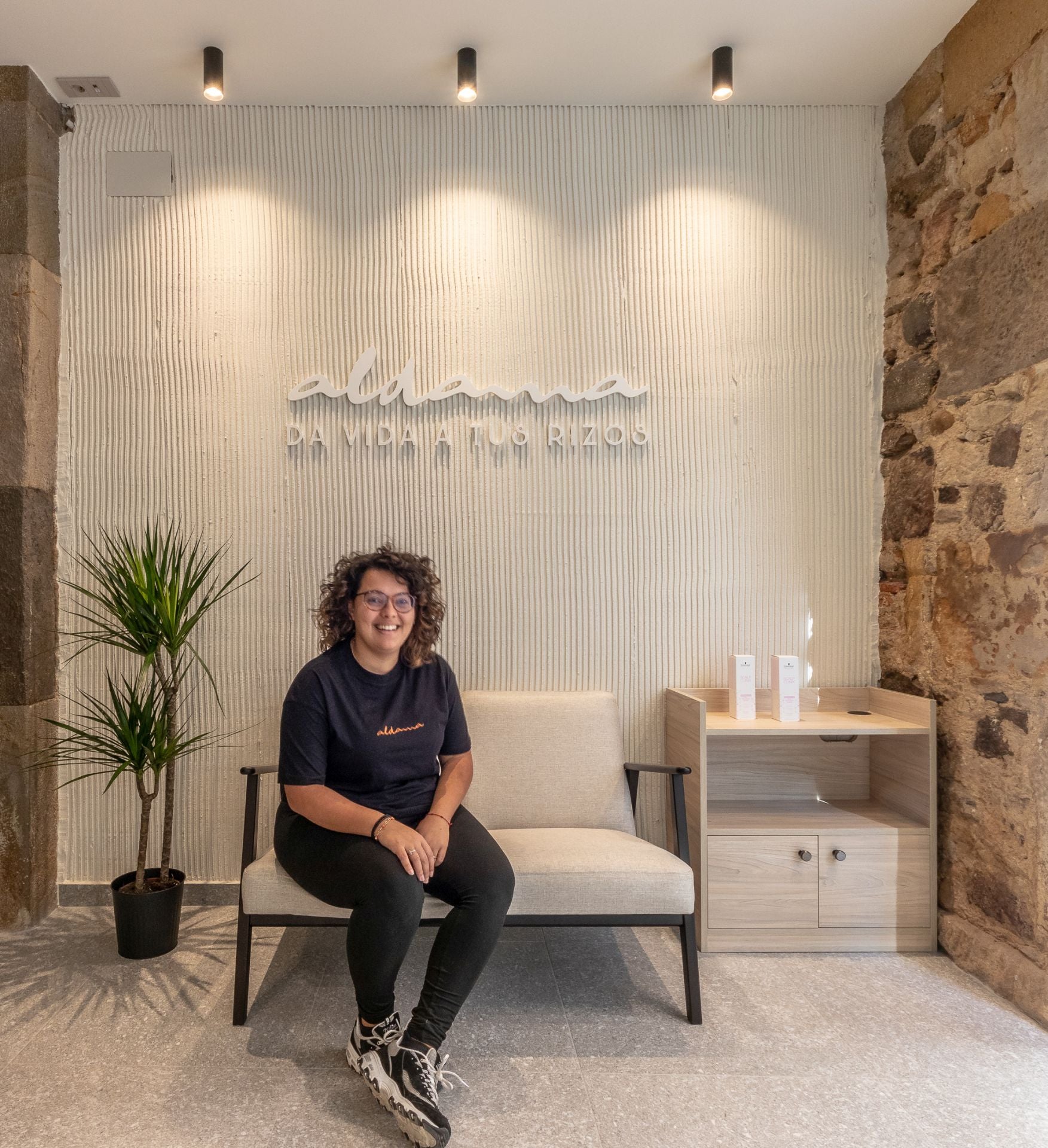 Bruna, la chica de rizos que ha abierto una peluquería especializada en el método curly en Bilbao