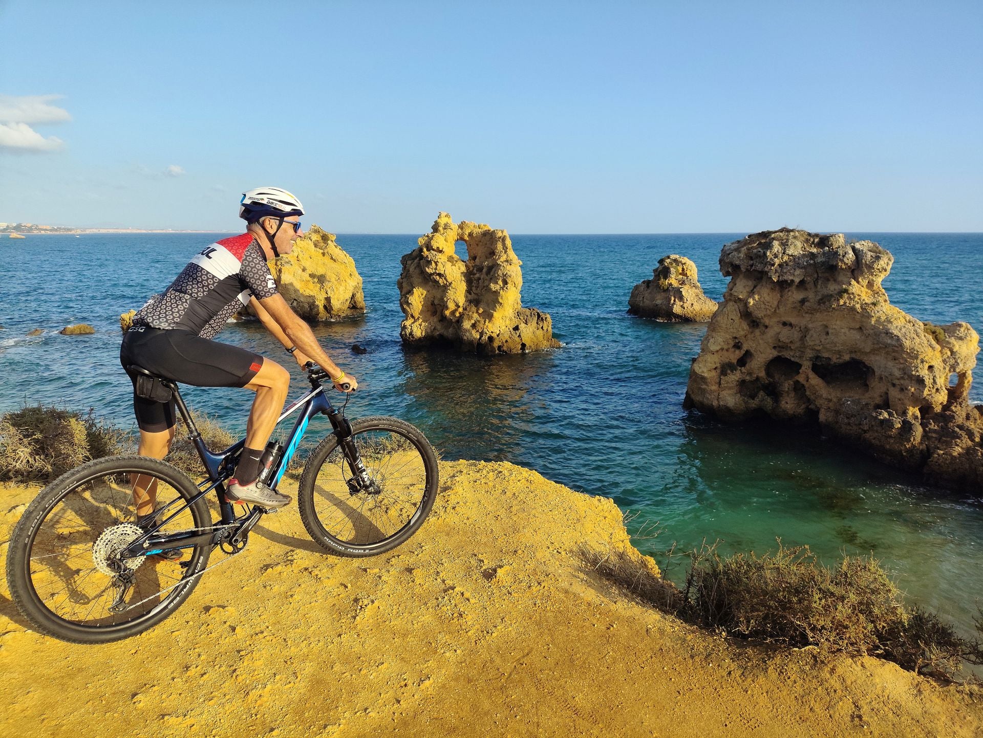 Las rutas en bici son una de las actividades posibles de la zona