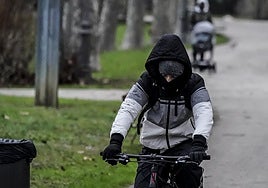 Un joven circula en bicicleta por Vitoria.