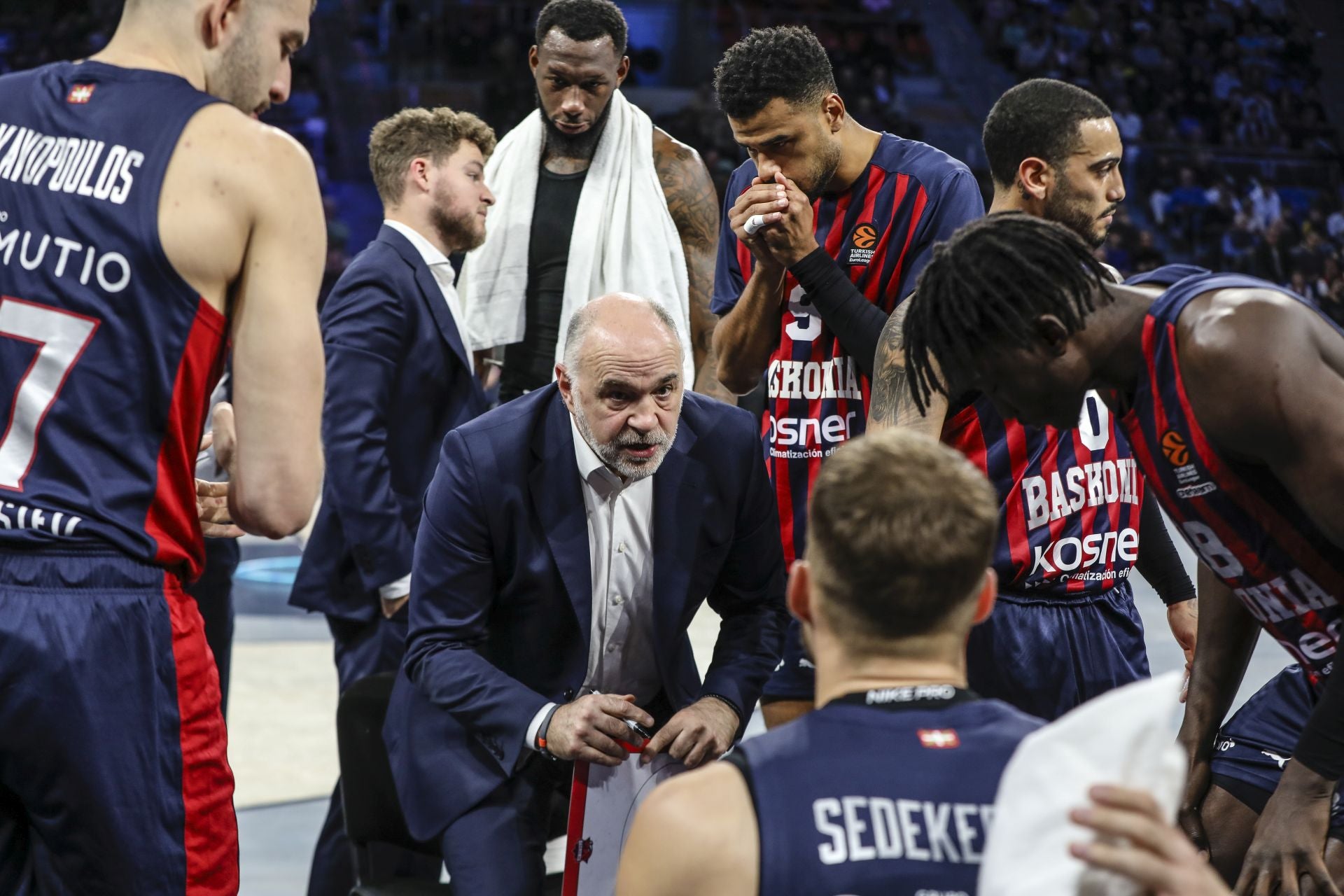 Laso da instrucciones a sus jugadores.