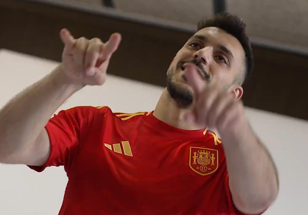El primer posado de Aitor Paredes con la camiseta de la selección española