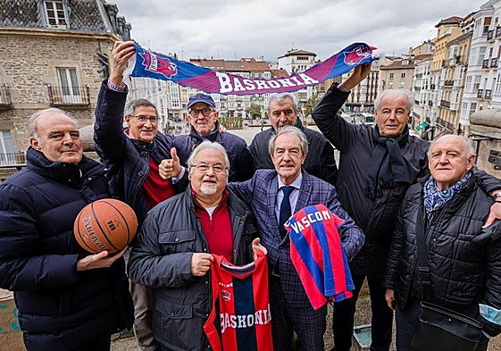 Amado Ubis, al fondo, con gorra y gafas, en el reportaje conmemorativo del primer ascenso del Baskonia a la élite.