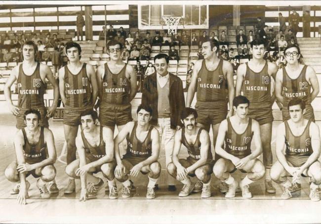 Los doce integrantes del equipo antes de un partido en el pabellón de Mendizorroza con el entrenador, Pepe Laso, en el centro de la fila superior. Ubis, con gafas, el último de la fila superior.