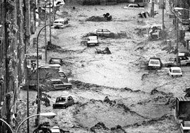 El agua arrastró muchos coches que agravaron la situación al hacer de tapón.