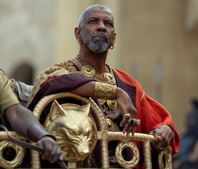 Denzel Washington se come la película en el papel del ambicioso Macrino.