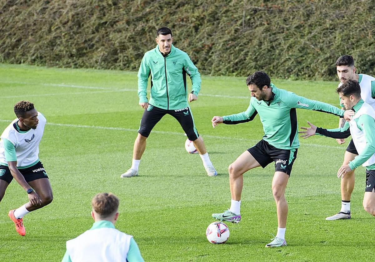 Lekue protege el balón ante Prados bajo la mirada de Djaló, Yuri, Nuñez y Jauregizar.