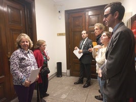 Integrantes del grupo municipal del PP liderados por Eduardo Andrade junto a la puerta que da paso al salón de plenos, donde se debía celebrar ayer la comisión.