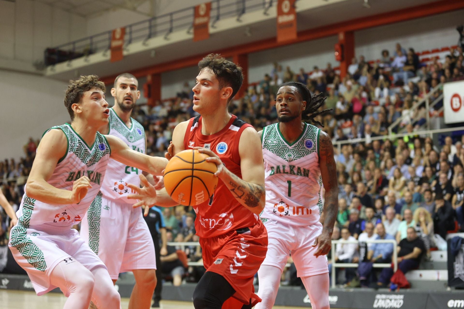 Domínguez anotó 19 puntos contra el Balkan búlgaro en La Casilla.