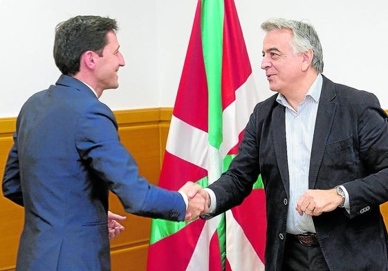 El consejero de Hacienda, Nöel d'Anjou, saluda al presidente del PP vasco, Javier de Andrés, ayer durante su reunión en Lakua.