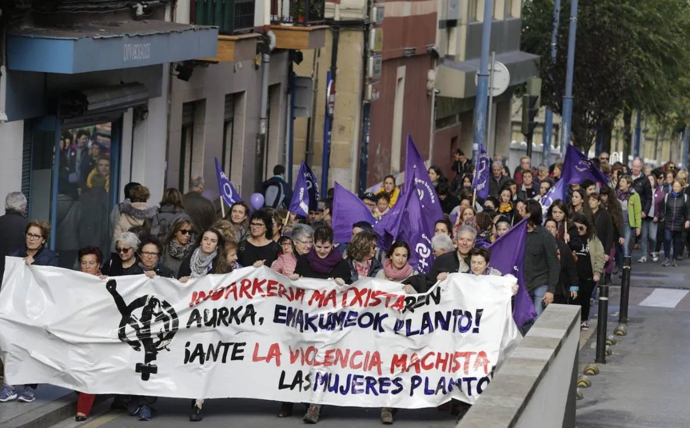 Imagen de archivo de la marcha que cada año recorre la margen izquierda con motivo del 25N.
