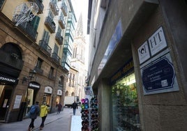 Señalización de la existencia de pisos turísticos en la calle Bidebarrieta, ene l Casco Viejo