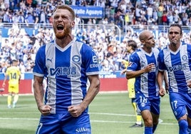 Carlos Vicente celebra con rabia uno de los goles del Alavés ante Las Palmas.