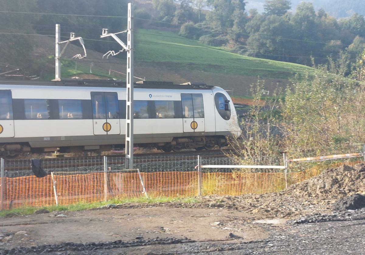 La obra permite el paso desde la zona urbana de Euba hacia la carretera BI-4337 que da acceso al barrio de Bernagoitia, y a un camino rural