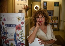 Marina Elvira posa en su centro de estética de Barakaldo, que cumple 25 años.