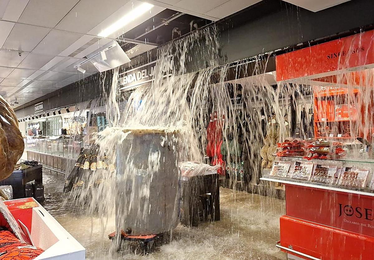 La DANA inunda El Corte Inglés de Málaga: una fuerte tromba de agua destroza la sección de jamones