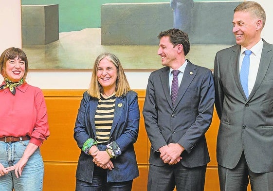 Encuentro. Oihana Etxebarrieta y Nerea Kortajarena, de EH Bildu, junto al consejero de Hacienda, Nöel d'Anjou, y el viceconsejero, José Enrique Corchón.