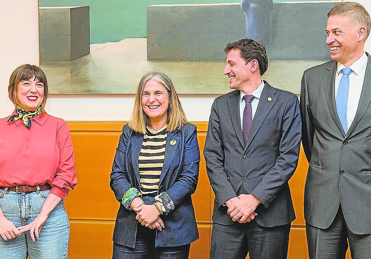 Encuentro. Oihana Etxebarrieta y Nerea Kortajarena, de EH Bildu, junto al consejero de Hacienda, Nöel d'Anjou, y el viceconsejero, José Enrique Corchón.