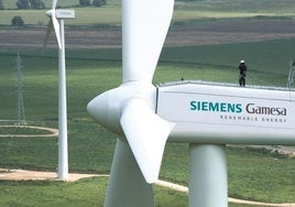 Imagen de un aerogenerador de Siemens Gamesa en su proceso de instalación en un parque eólico.