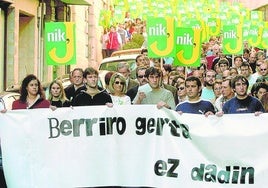 Manifestación en Hondarribia hace 20 años tras el suicidio del joven Jokin, la primera víctima de acoso escolar de España.