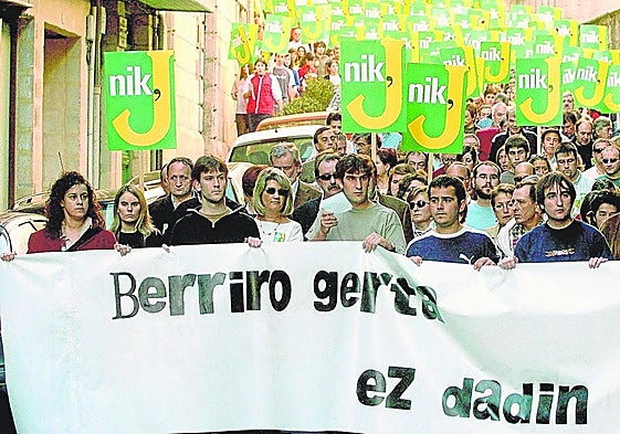 Manifestación en Hondarribia hace 20 años tras el suicidio del joven Jokin, la primera víctima de acoso escolar de España.
